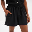Short droit effet gauffré noir femme