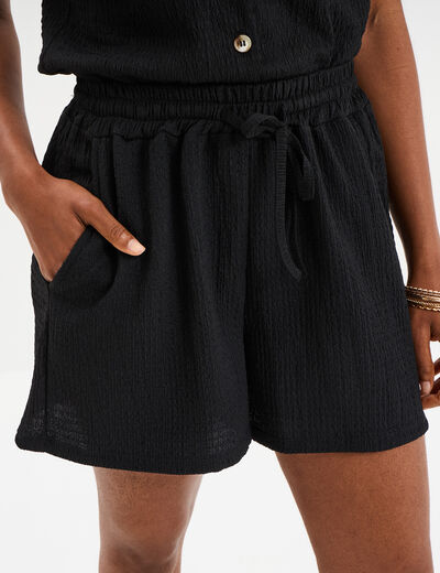 Short droit effet gauffré noir femme