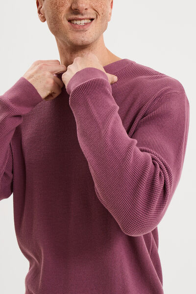Pull en maille textur&eacute;e col rond mauve homme