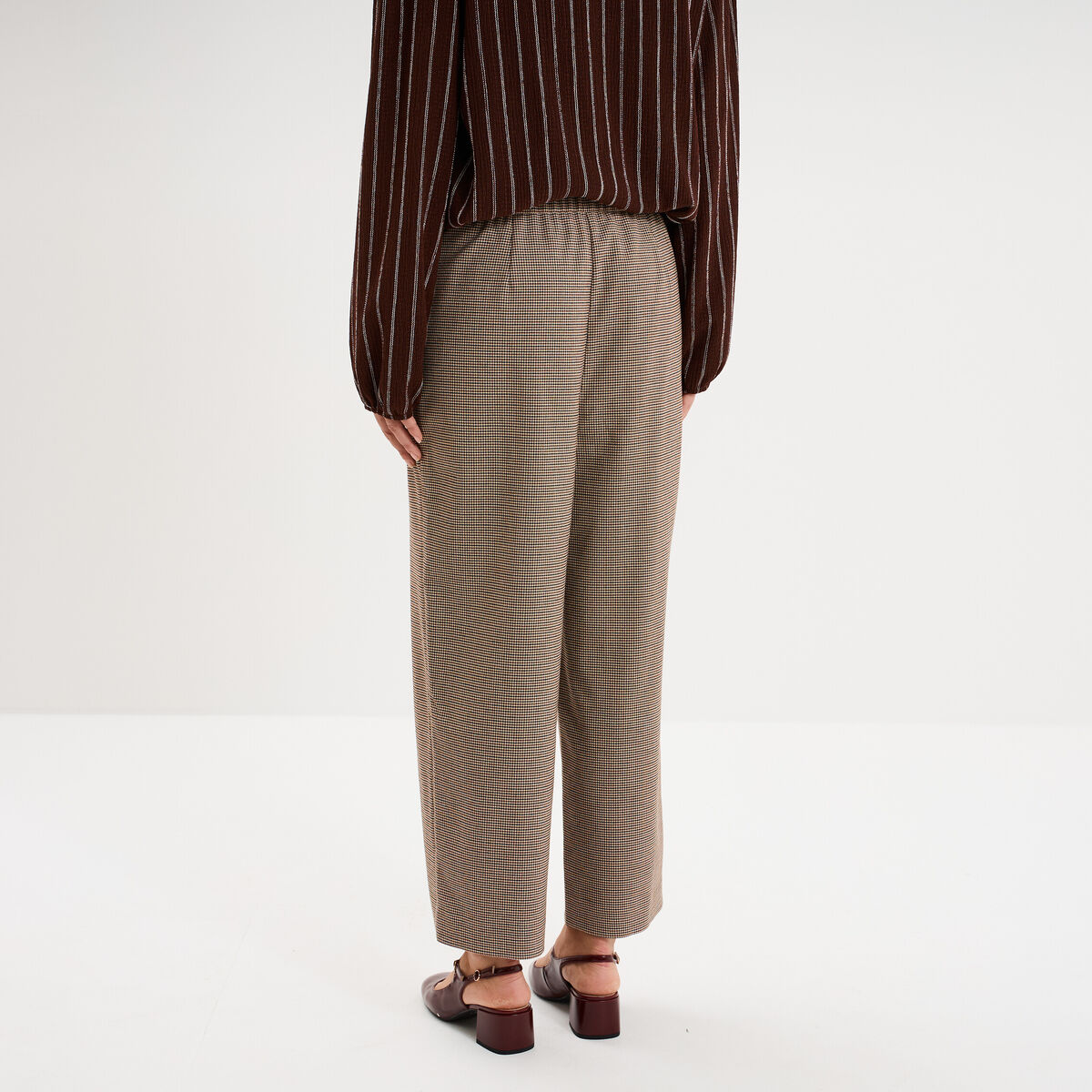 Blouse col montant &agrave; volants marron fonc&eacute; femme