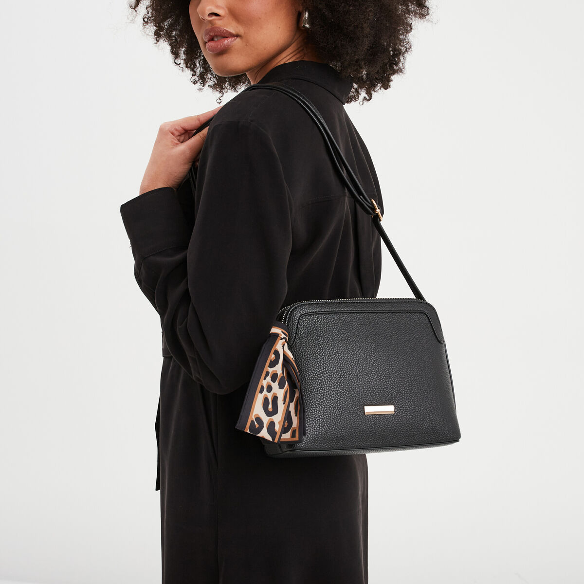 Sac en bandouli&egrave;re d&eacute;tail foulard noir femme