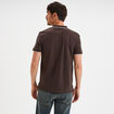 Polo manches courtes bords contrastés marron foncé homme