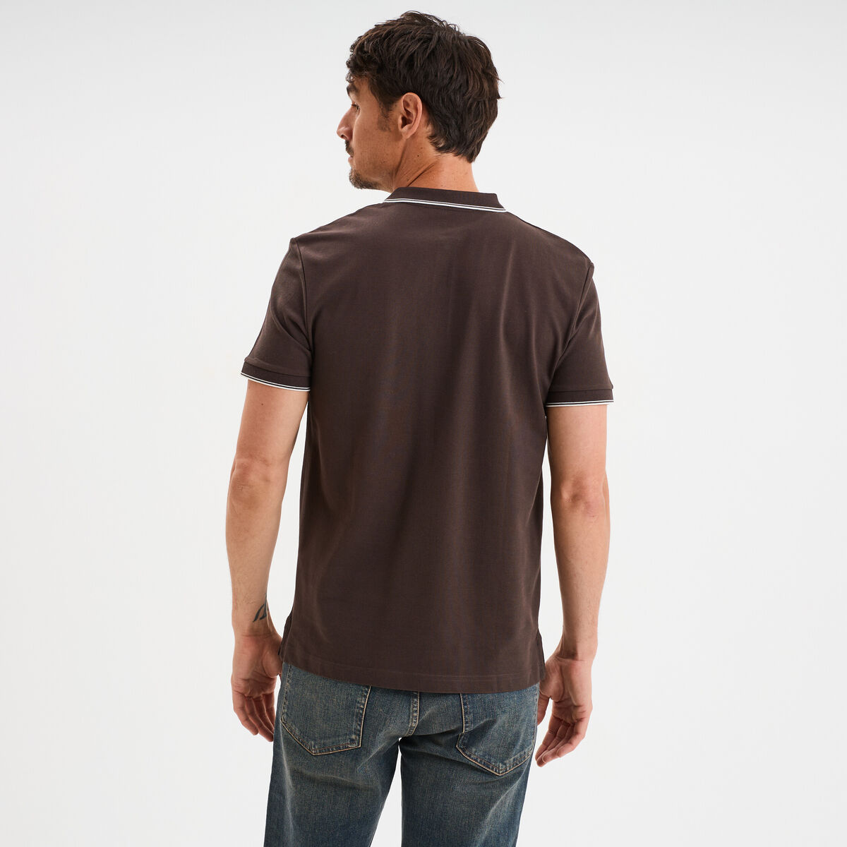 Polo manches courtes bords contrastés marron foncé homme