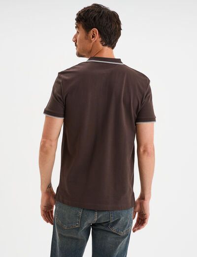 Polo manches courtes bords contrastés marron foncé homme