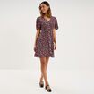 Robe courte fluide manches courtes col V noir femme