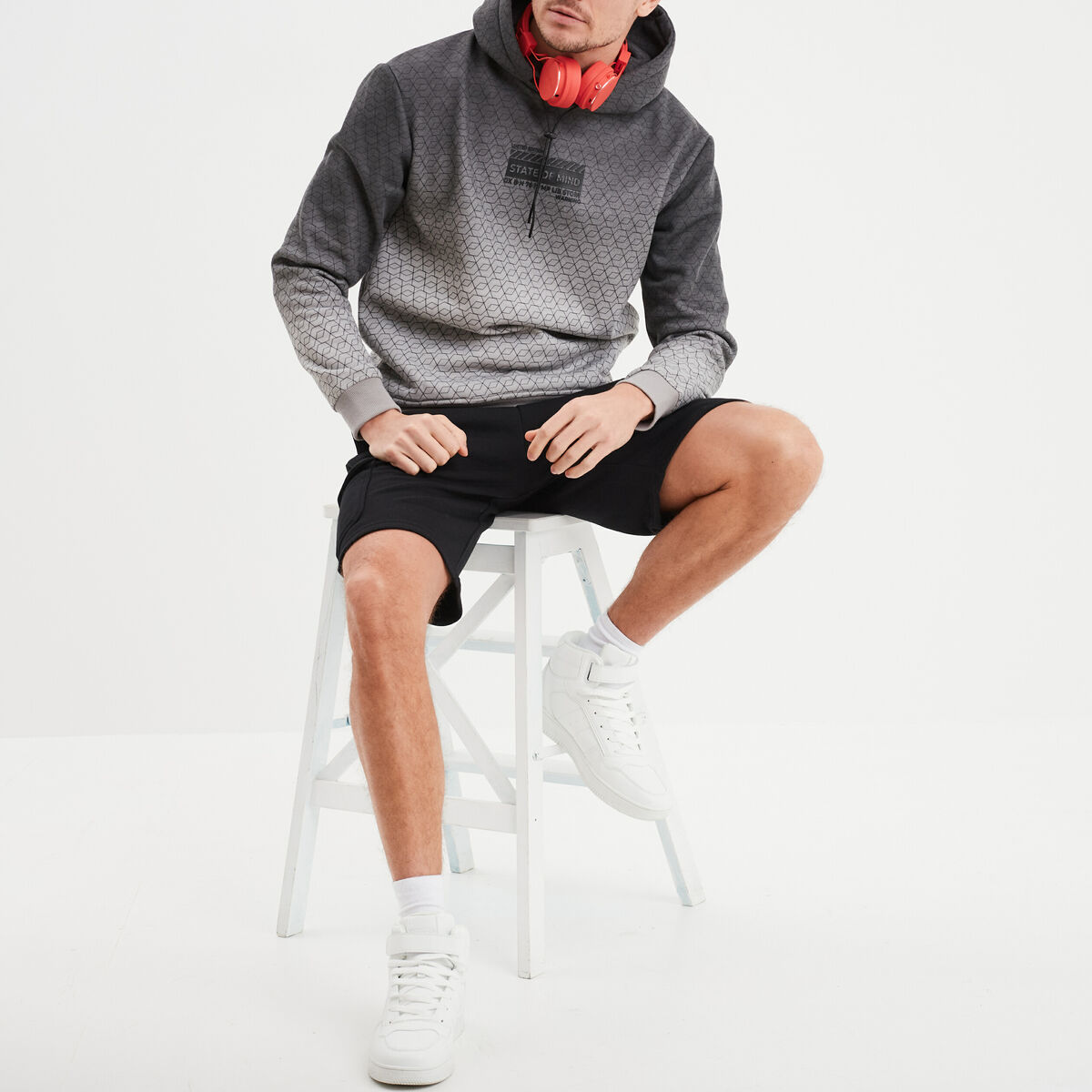 Bermuda de jogging avec poches c&ocirc;t&eacute;s noir homme