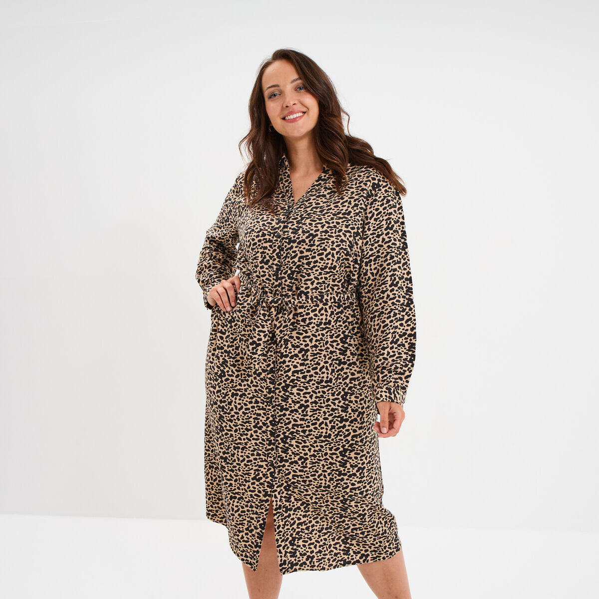Robe chemise longue ceintur&eacute;e beige femme grande taille
