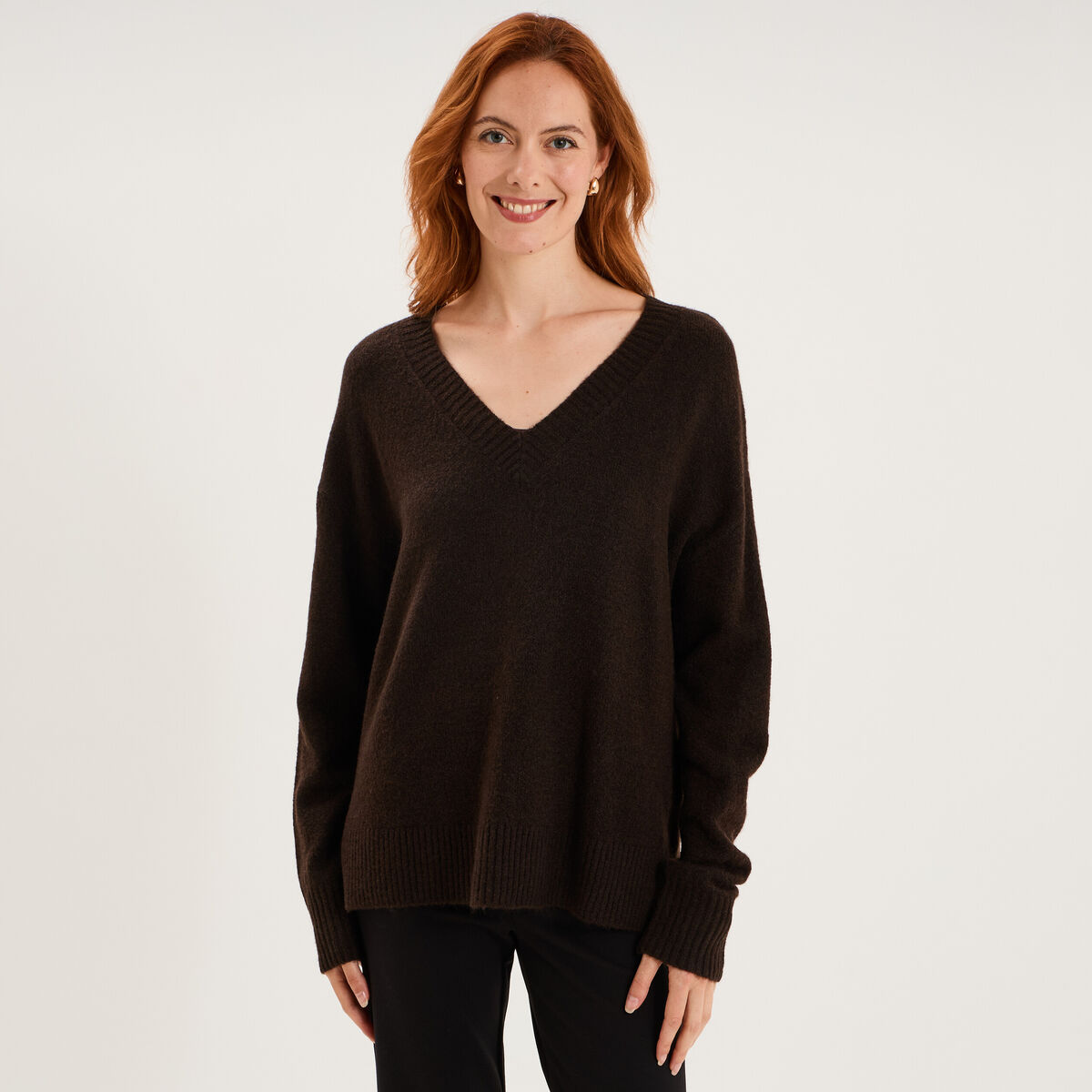 Pull col en V manches longues marron fonc&eacute; femme
