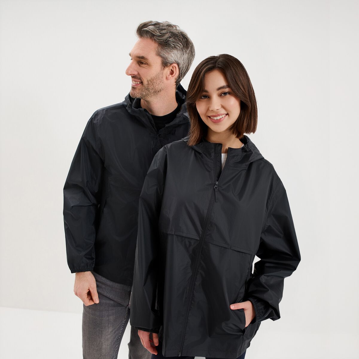 Veste coupe-vent imperm&eacute;able &agrave; capuche noir mixte