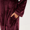 Peignoir effet velours &agrave; capuche prune femme
