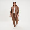Pantalon cigarette ceintur&eacute; effet cr&ecirc;pe marron clair femme grande taille