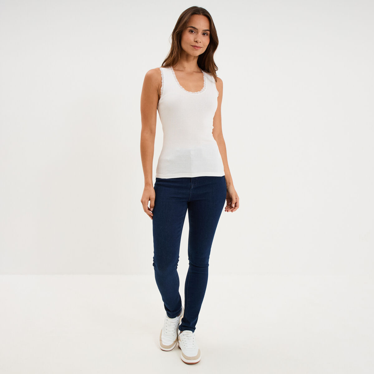 D&eacute;bardeur coton bords dentelle blanc femme