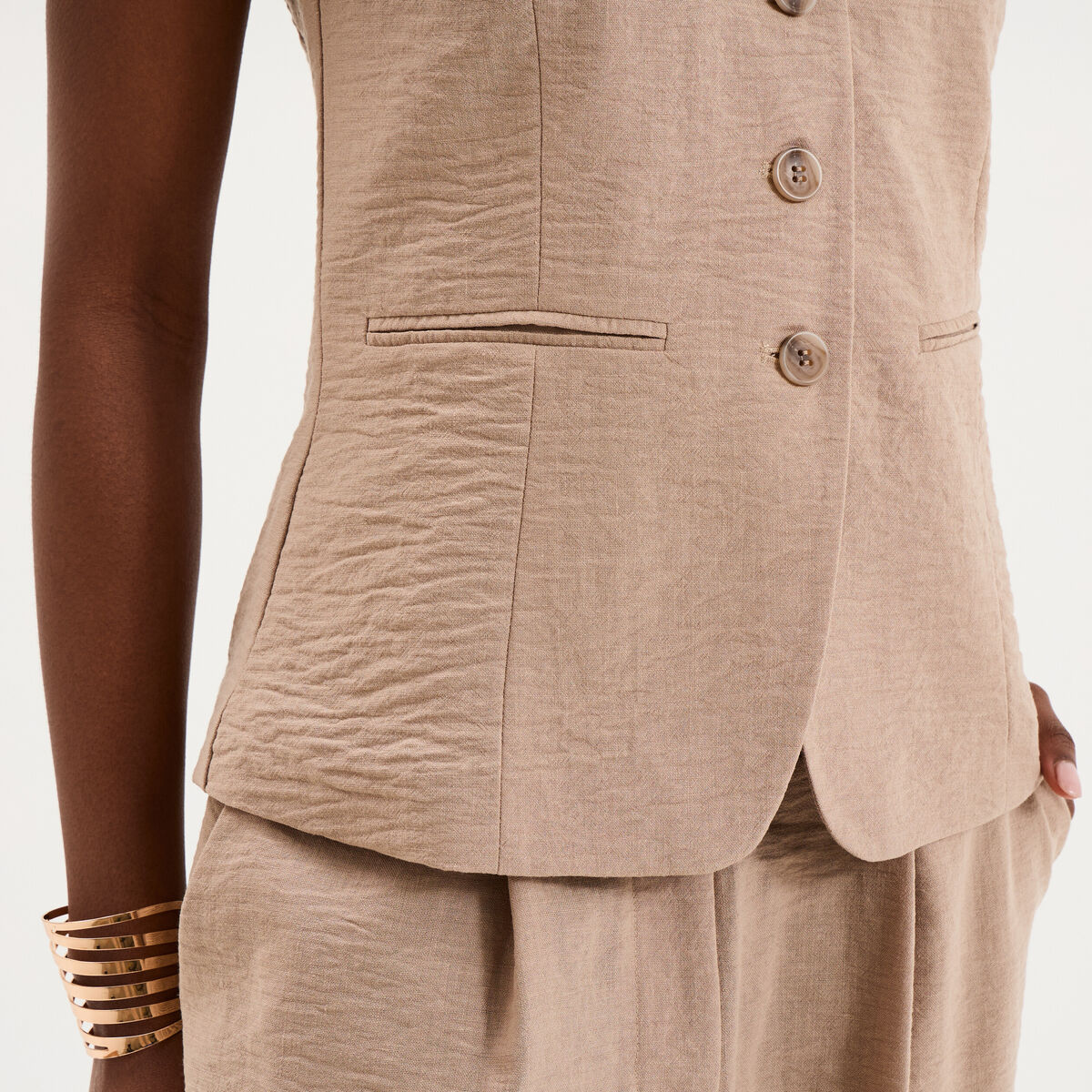 Veste sans manches ajust&eacute;e boutonn&eacute;e marron femme