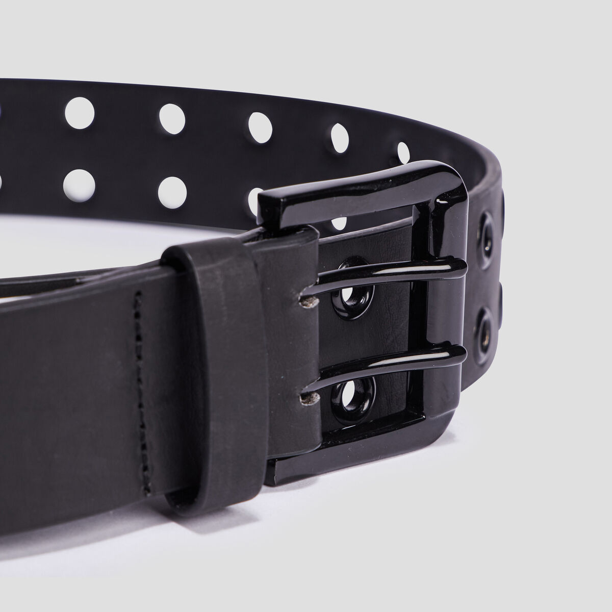 Ceinture avec oeillets noir femme