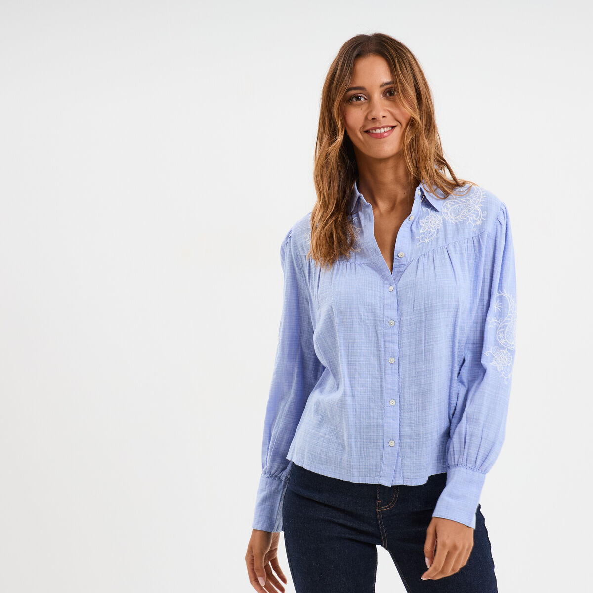Chemise brod&eacute;e manches longues bleu ciel femme