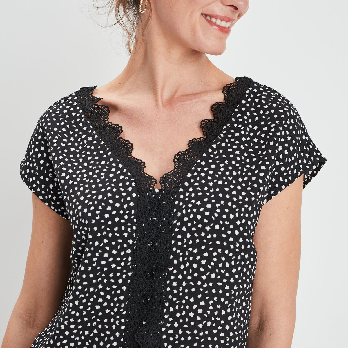 Blouse manches courtes avec dentelle noir femme