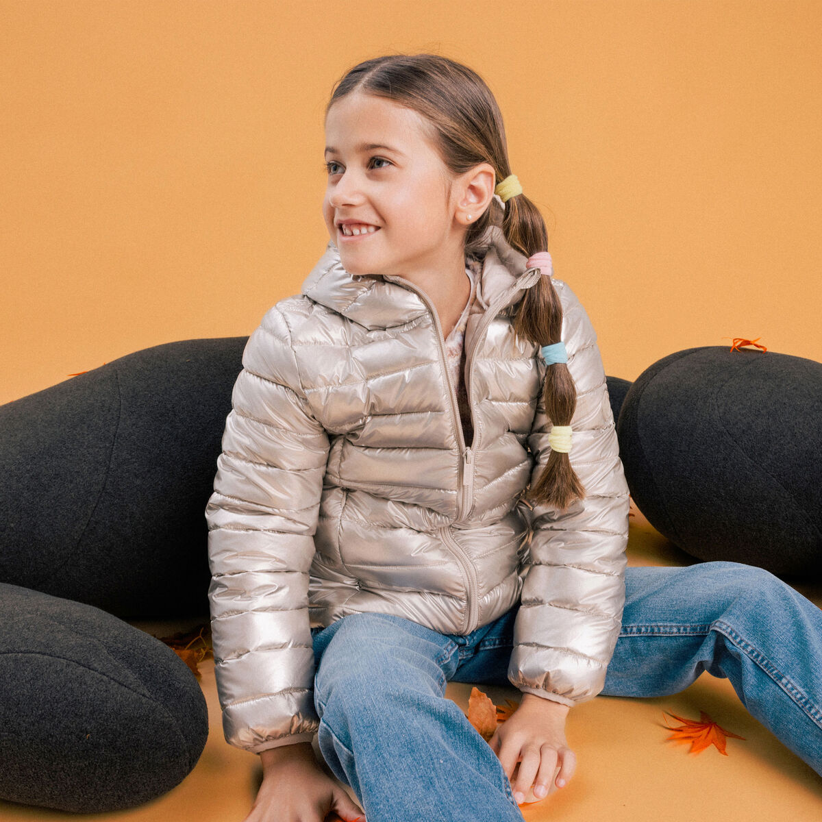 Doudoune l&eacute;g&egrave;re &agrave; capuche imperm&eacute;able couleur argent fille