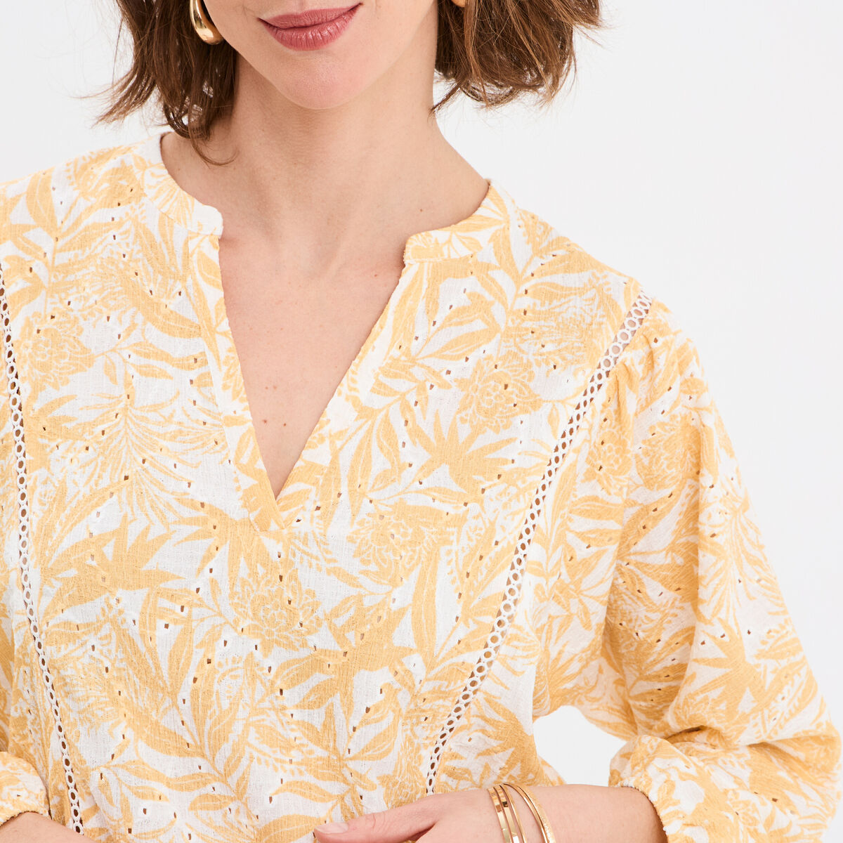 Blouse ajour&eacute;e manches 3/4 col en V ecru femme