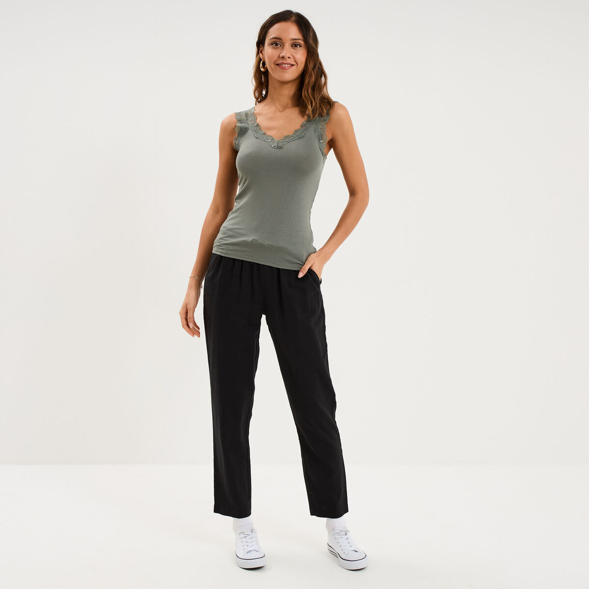 D&eacute;bardeur ajust&eacute; avec dentelle col V vert kaki femme
