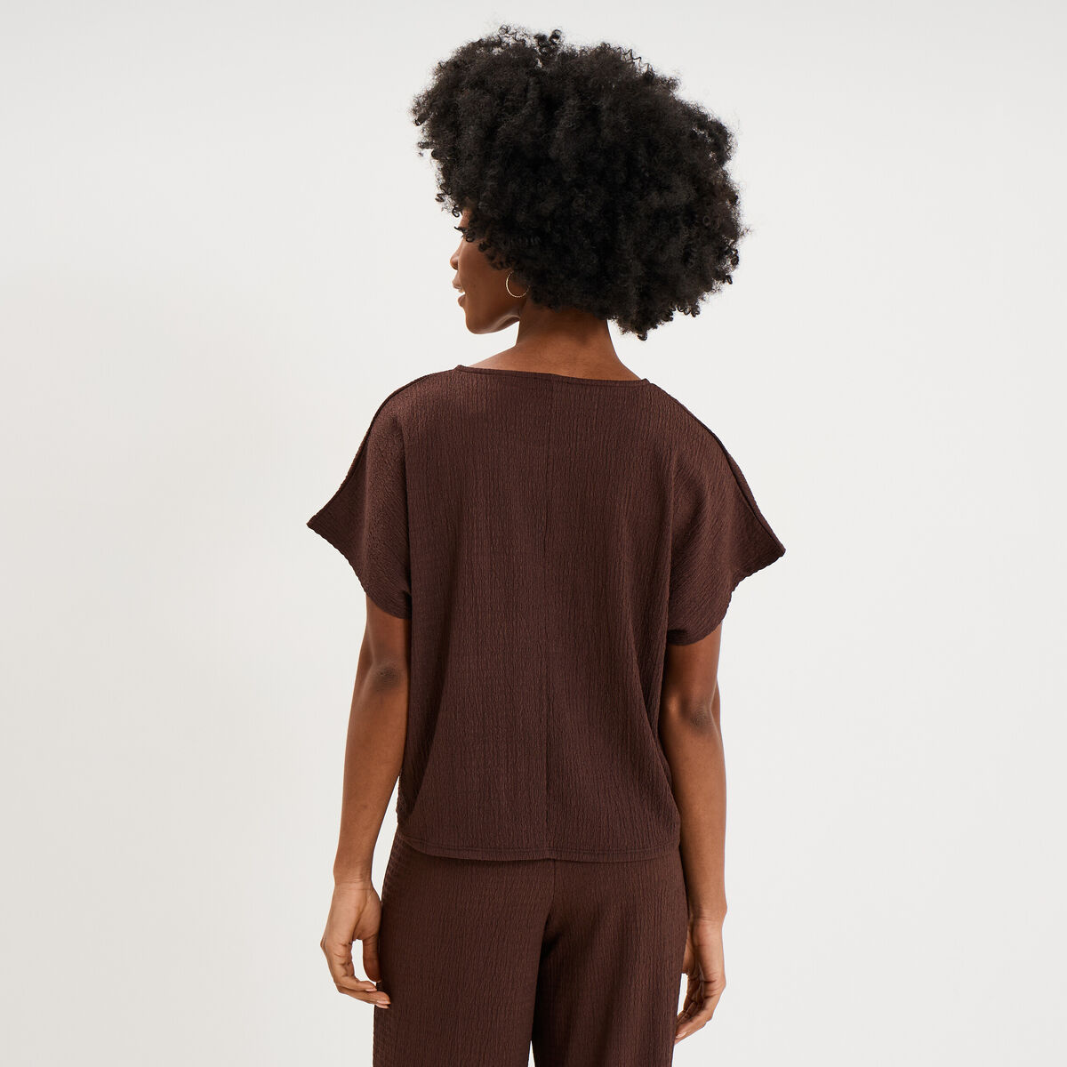 T-shirt gaufr&eacute; col rond manches courtes marron fonc&eacute; femme