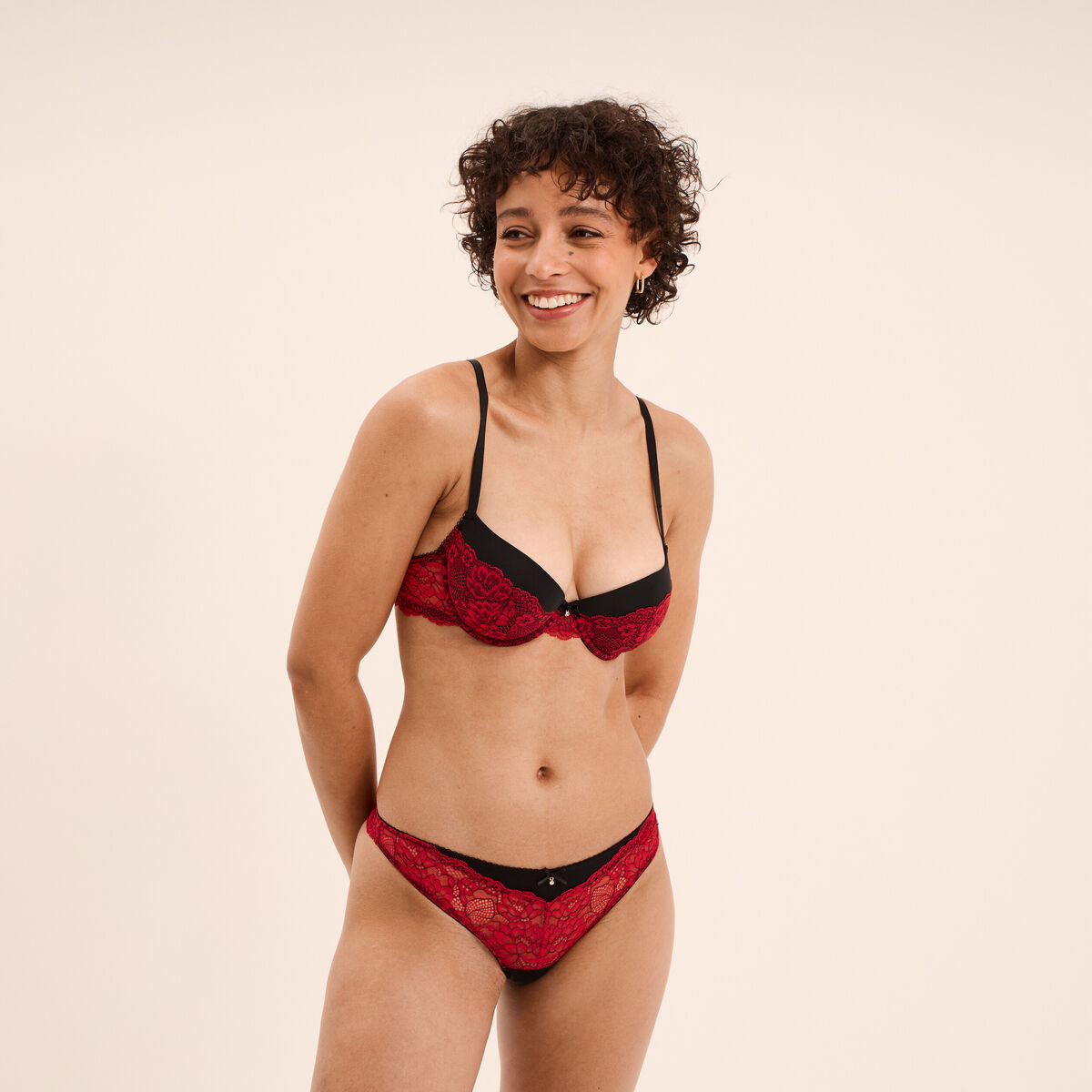 Soutien-gorge corbeille micro dentelle rouge femme