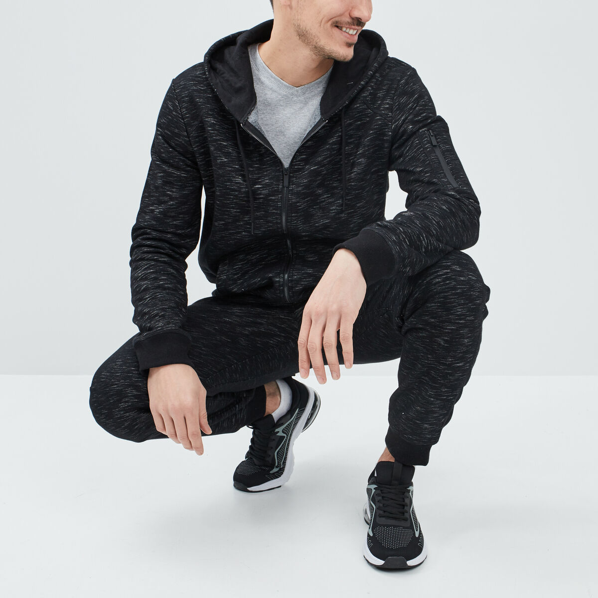 Sweat zipp&eacute; &agrave; capuche en molleton noir homme
