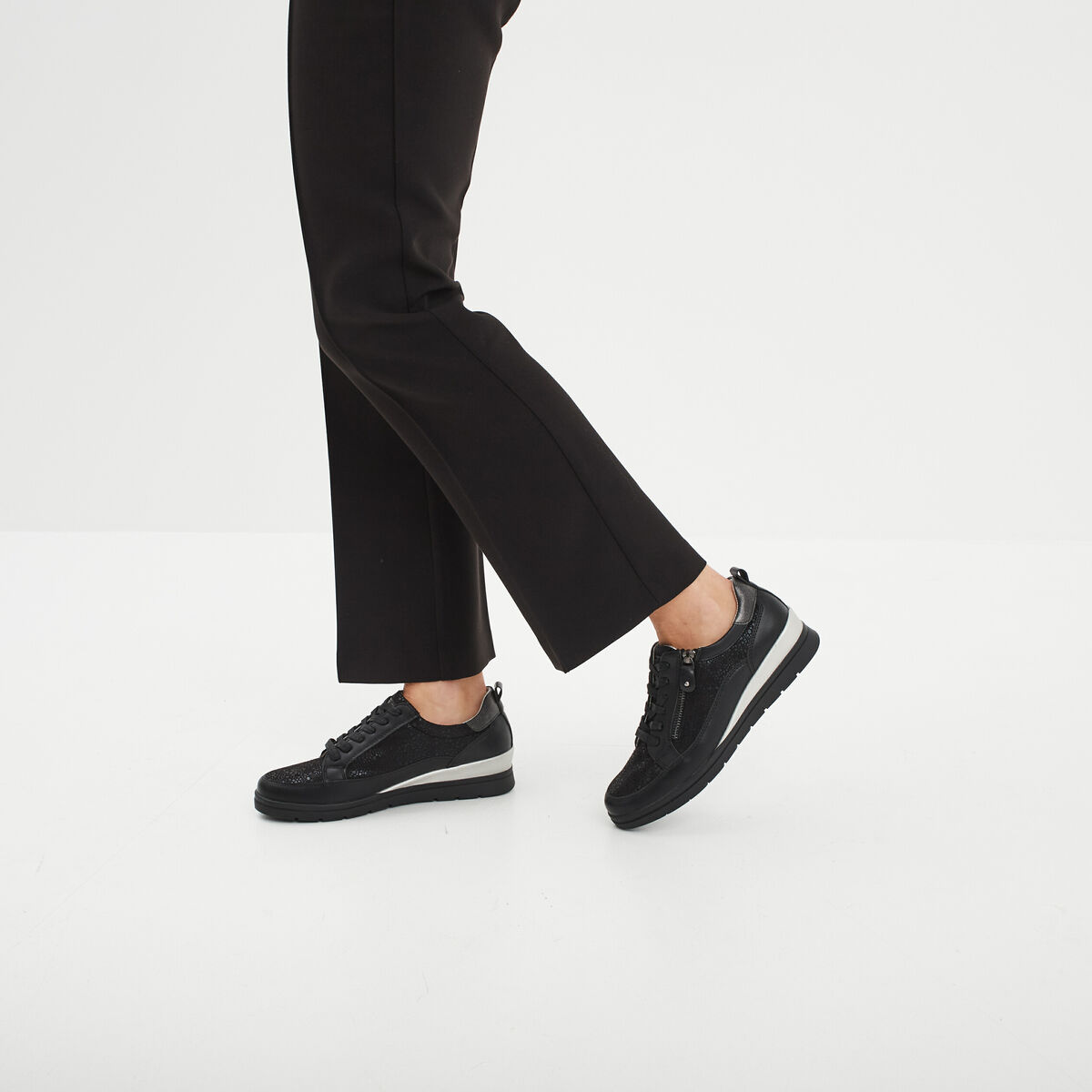 Tennis basses pied large Confortissimo noir femme