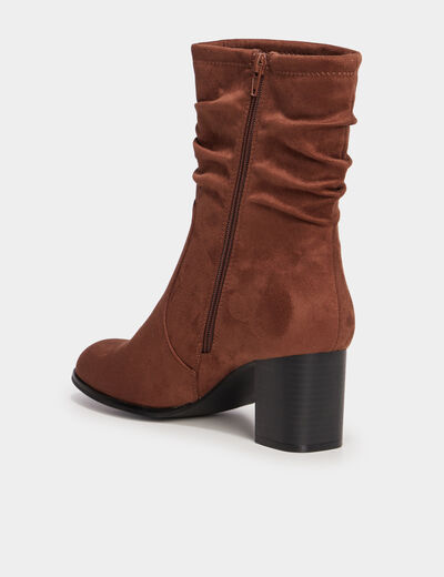 Bottines plissées aspect daim à talons marron femme