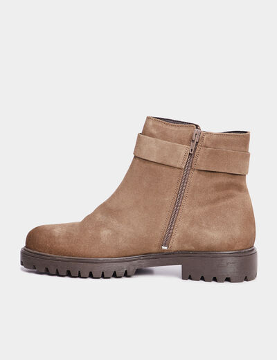 Bottines aspect su&eacute;dine avec boucles taupe femme