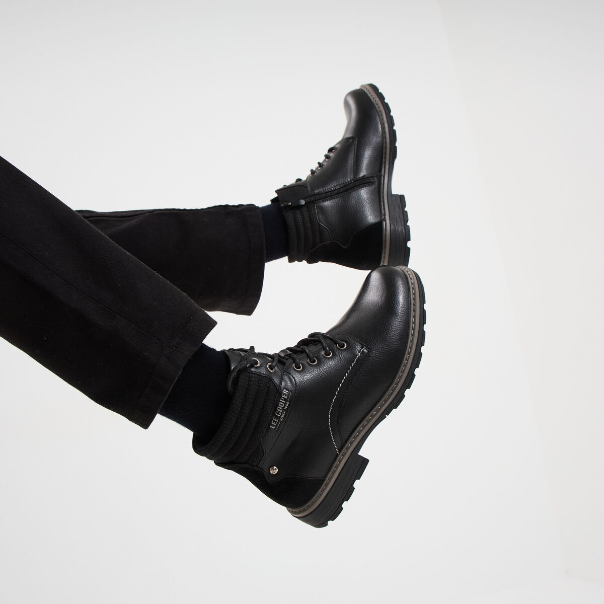 Bottines montantes crant&eacute;es zipp&eacute;es noir homme