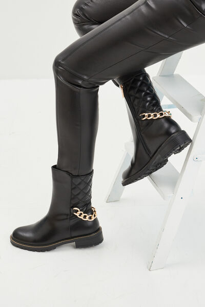 Bottes matelassées avec chaînes noir femme