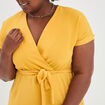 Robe cache-coeur évasée ceinturée jaune moutarde femme grande taille