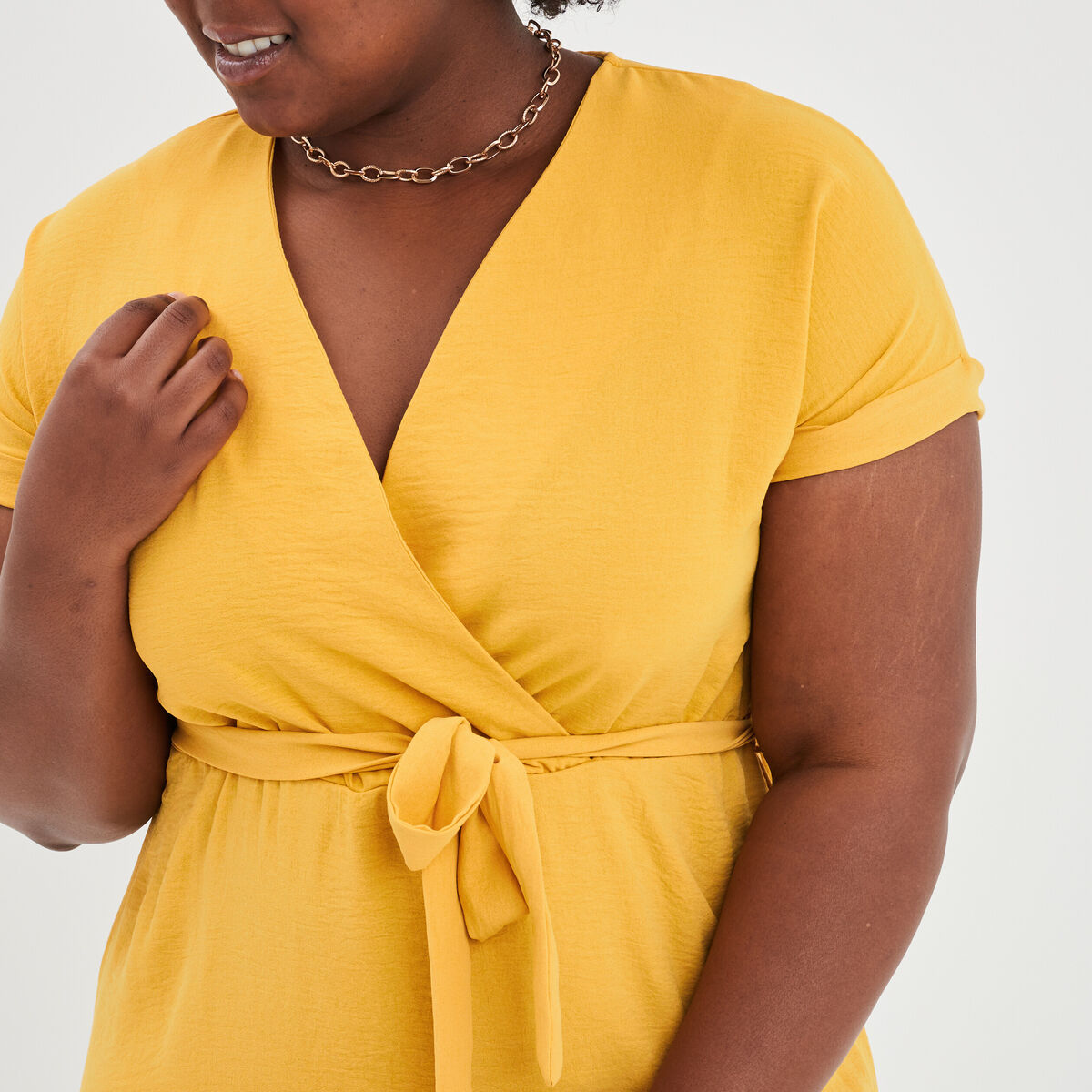 Robe cache-coeur évasée ceinturée jaune moutarde femme grande taille