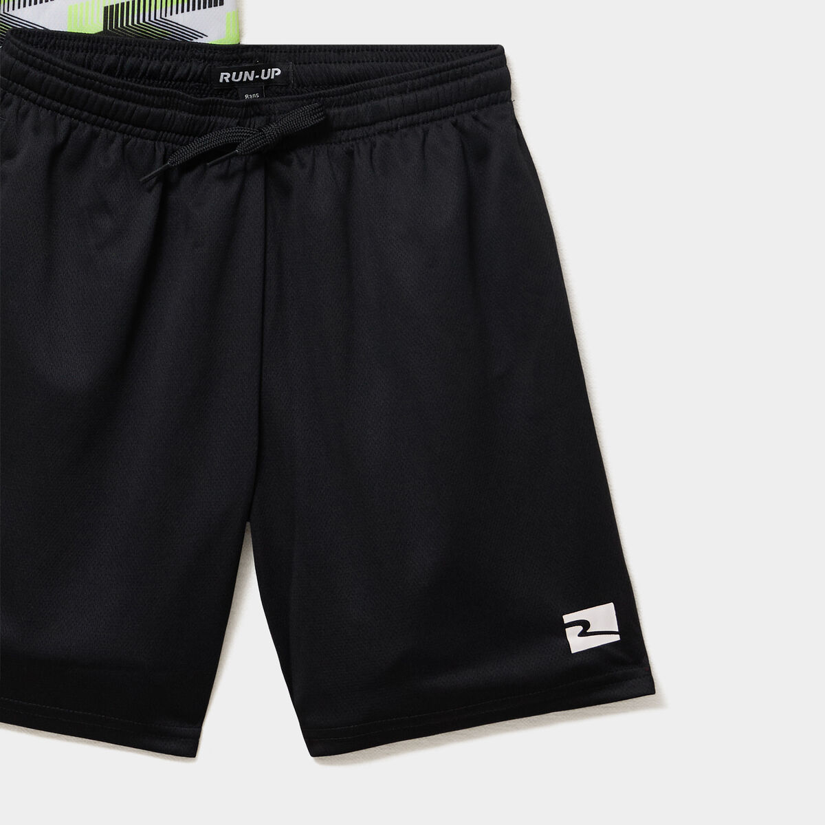 Ensemble de foot short et t-shirt noir gar&ccedil;on