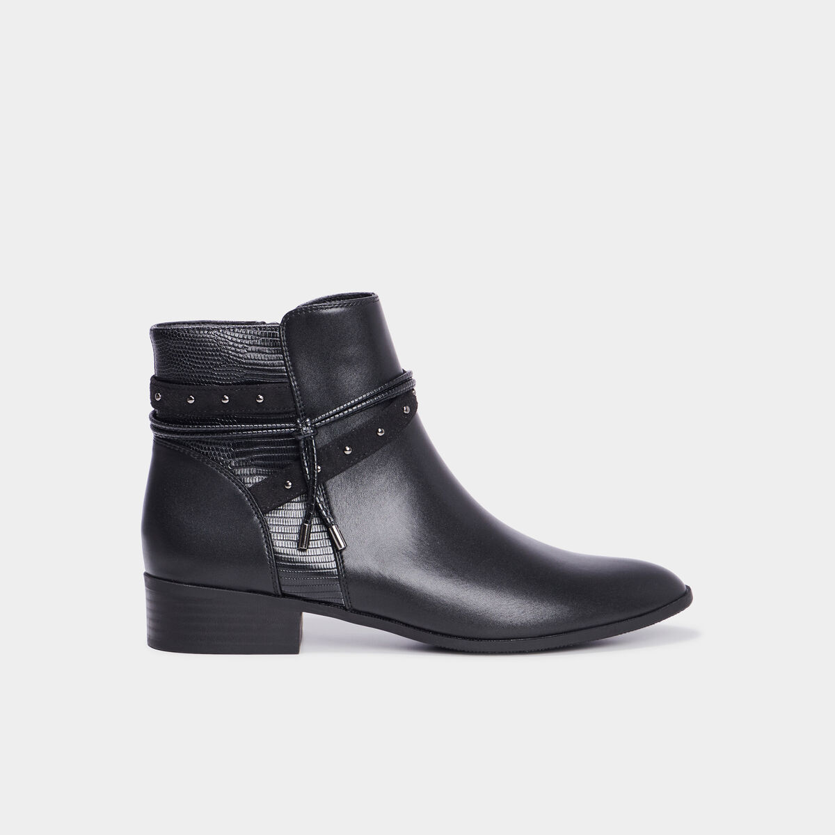 Bottines à talons plats détails cloutés noir femme