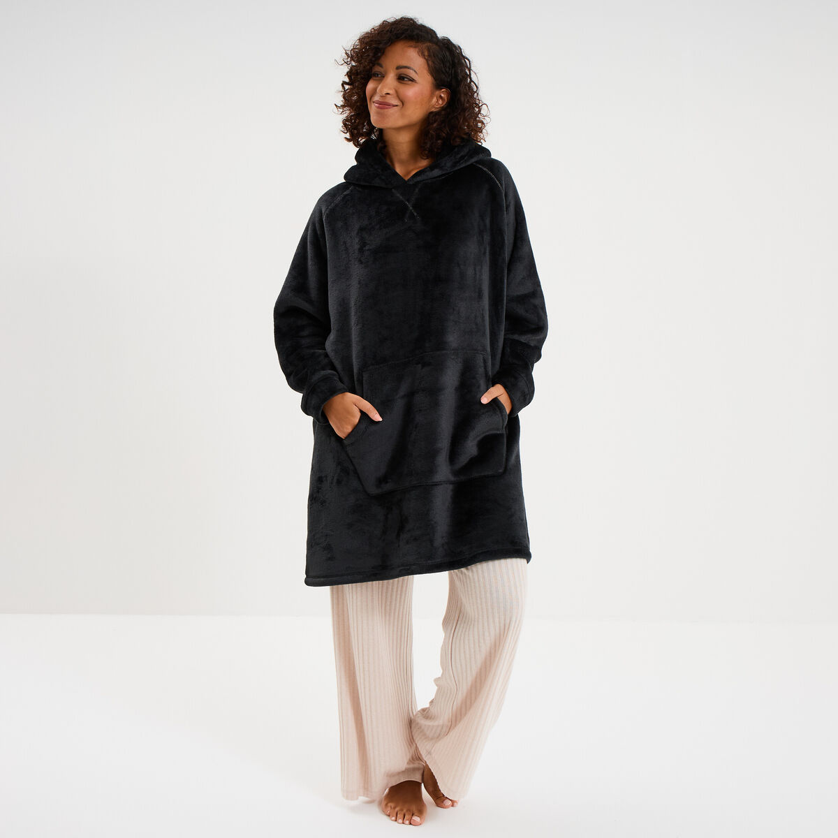 Poncho plaid effet velours &agrave; capuche gris fonc&eacute; femme