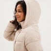 Doudoune mi-longue ceintur&eacute;e &agrave; capuche beige femme