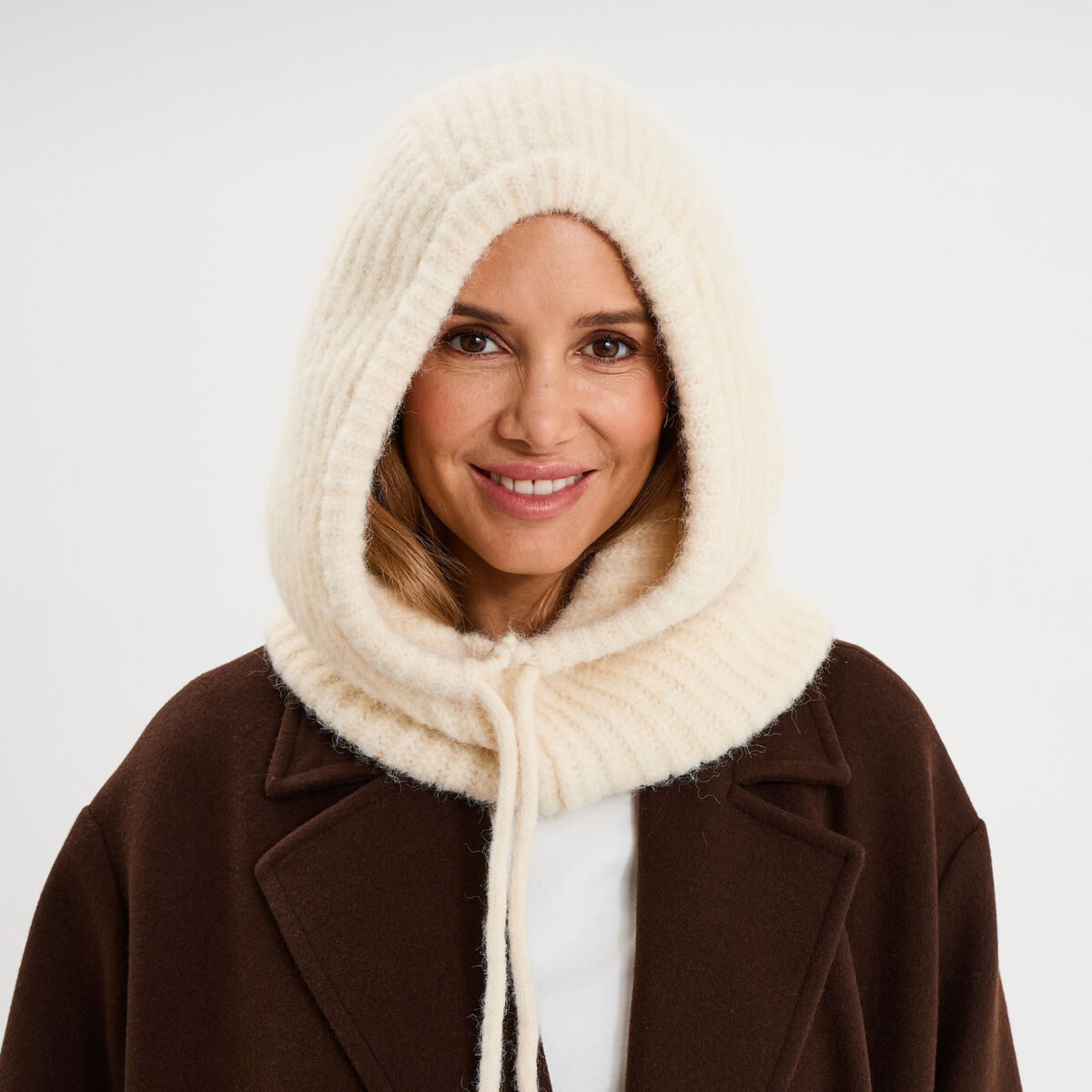 Cagoule tricot&eacute;e ivoire femme