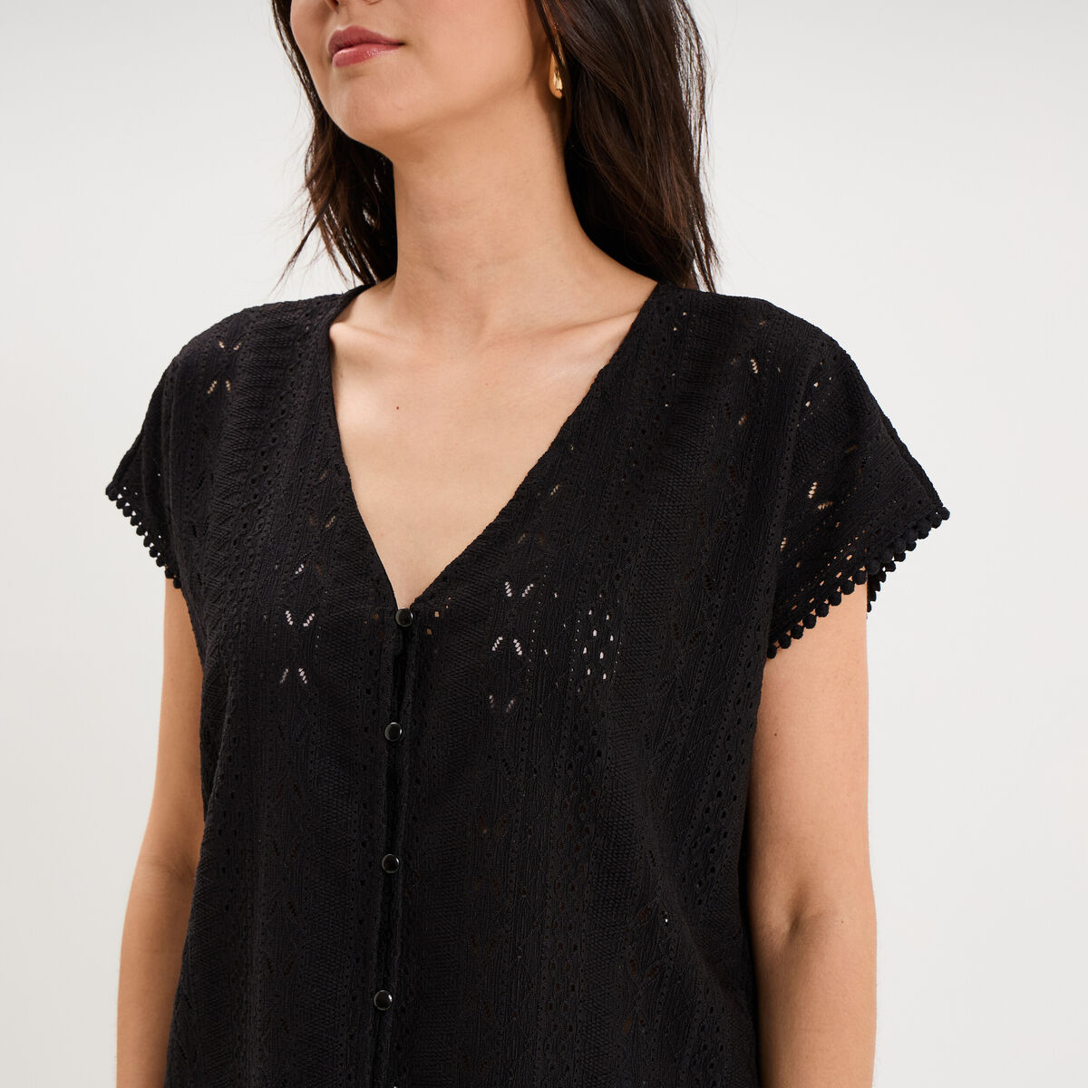 T-shirt broderie anglaise col en V noir femme