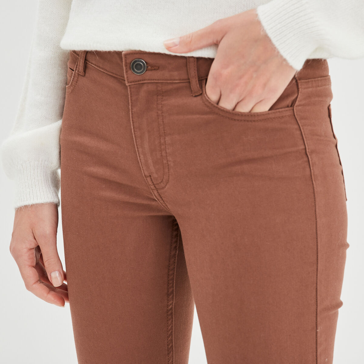 Pantalon slim stretch marron femme