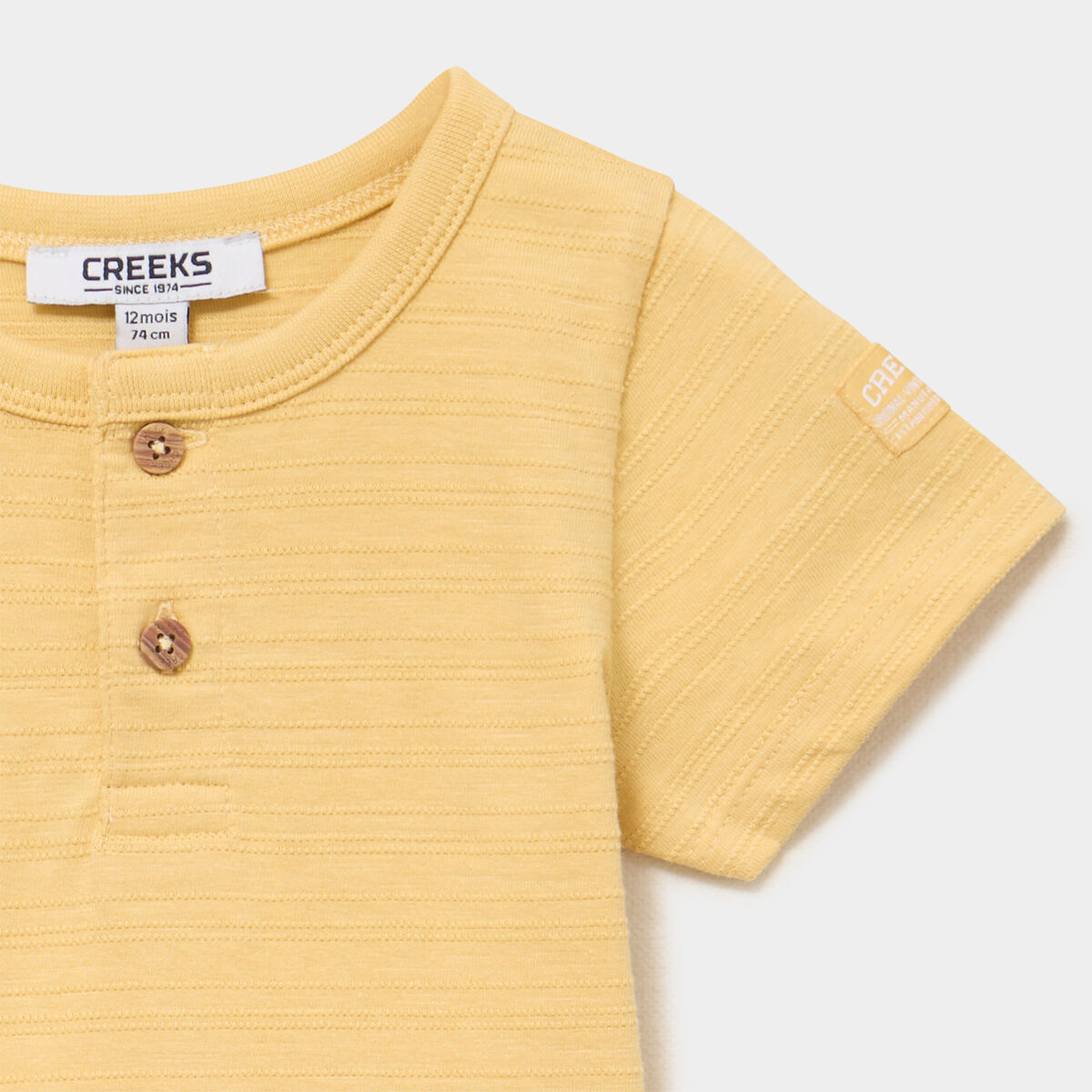 T-shirt col tunisien manches courtes jaune b&eacute;b&eacute; gar&ccedil;on