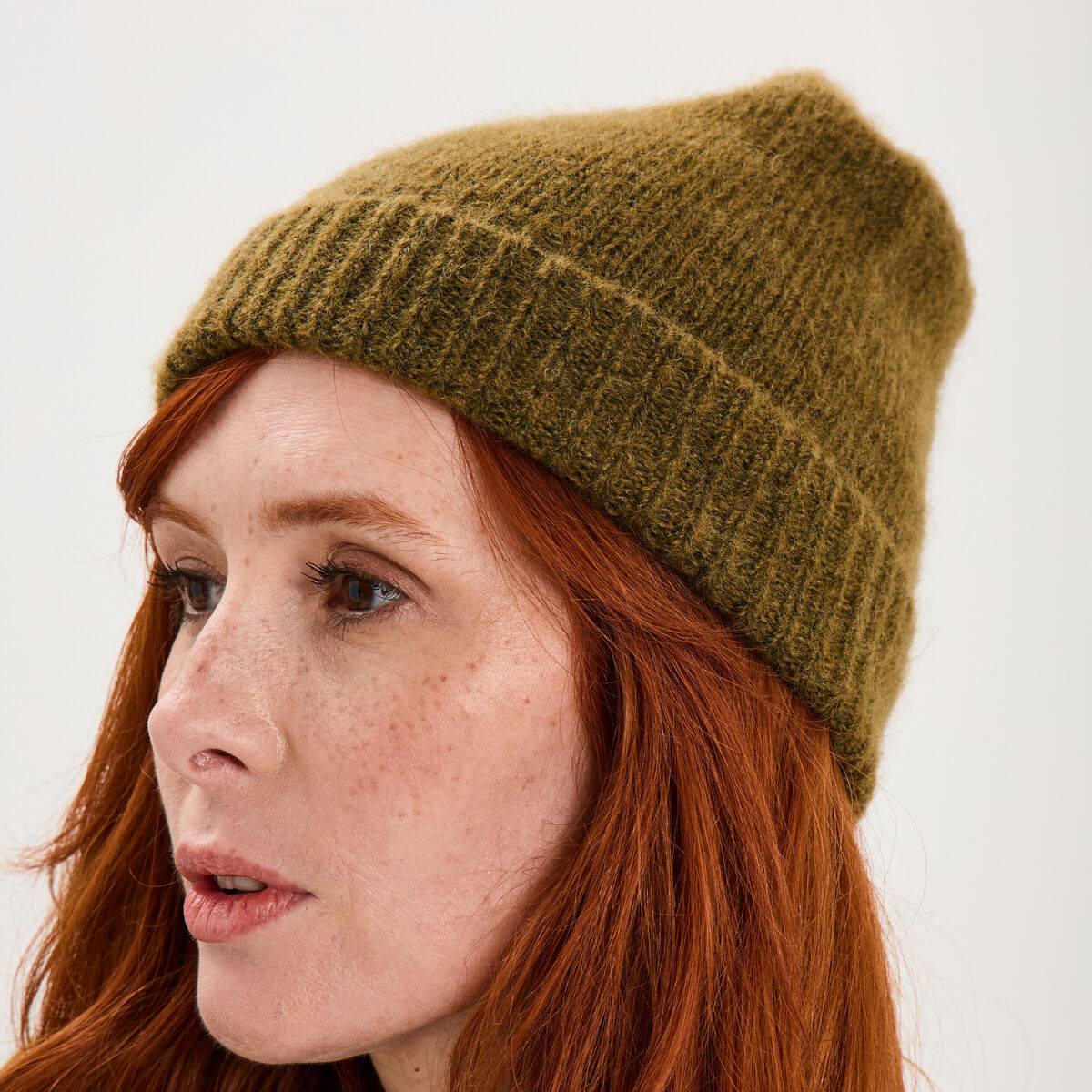 Bonnet maille c&ocirc;tel&eacute;e vert olive femme