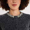 Gilet col rond bijou manches courtes gris fonc&eacute; femme