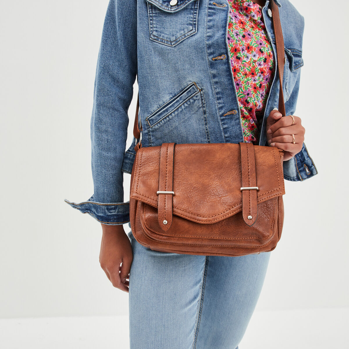 Sac cartable avec bandouli&egrave;re marron cognac femme