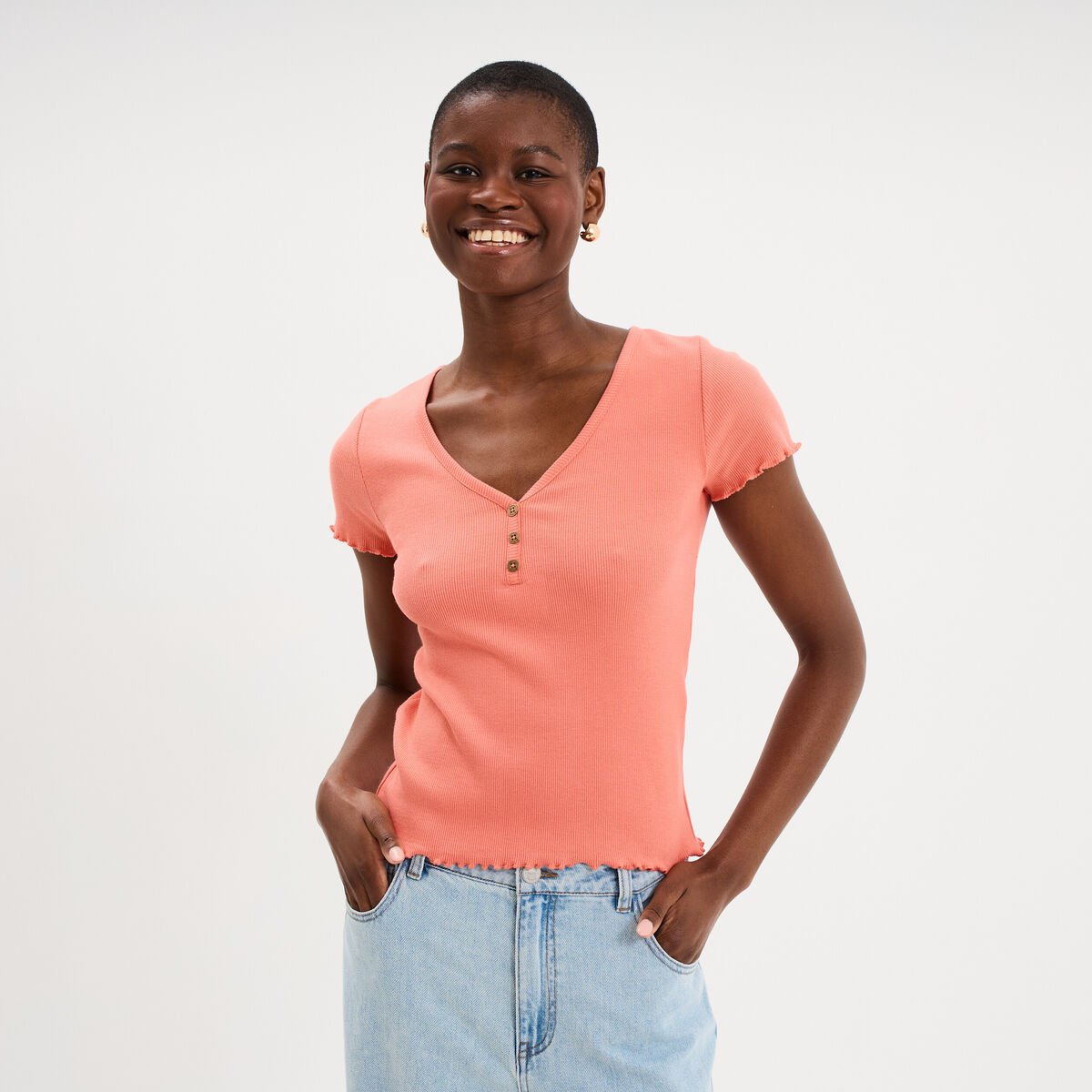 T-shirt ajust&eacute; col en V avec boutons vieux rose femme