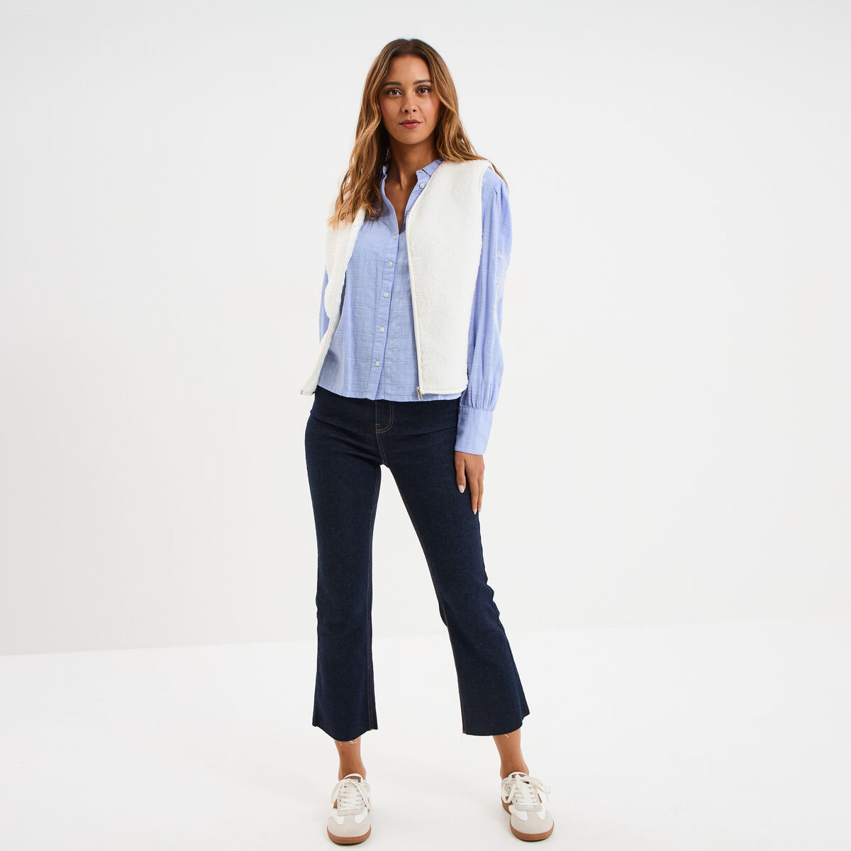 Chemise brod&eacute;e manches longues bleu ciel femme