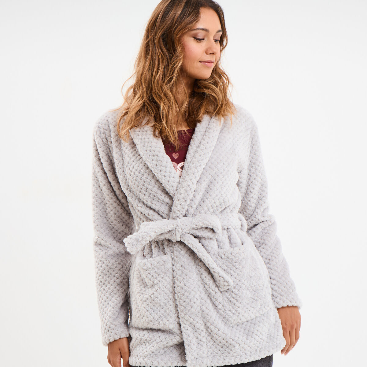 Peignoir mi-long effet polaire ceintur&eacute; gris clair femme