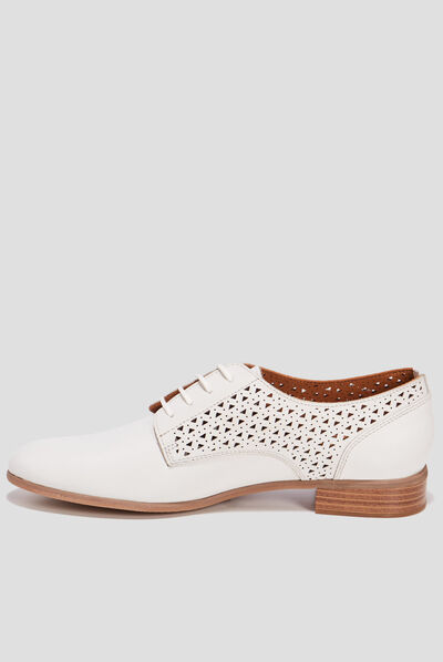 Derbies perforées en cuir blanc femme