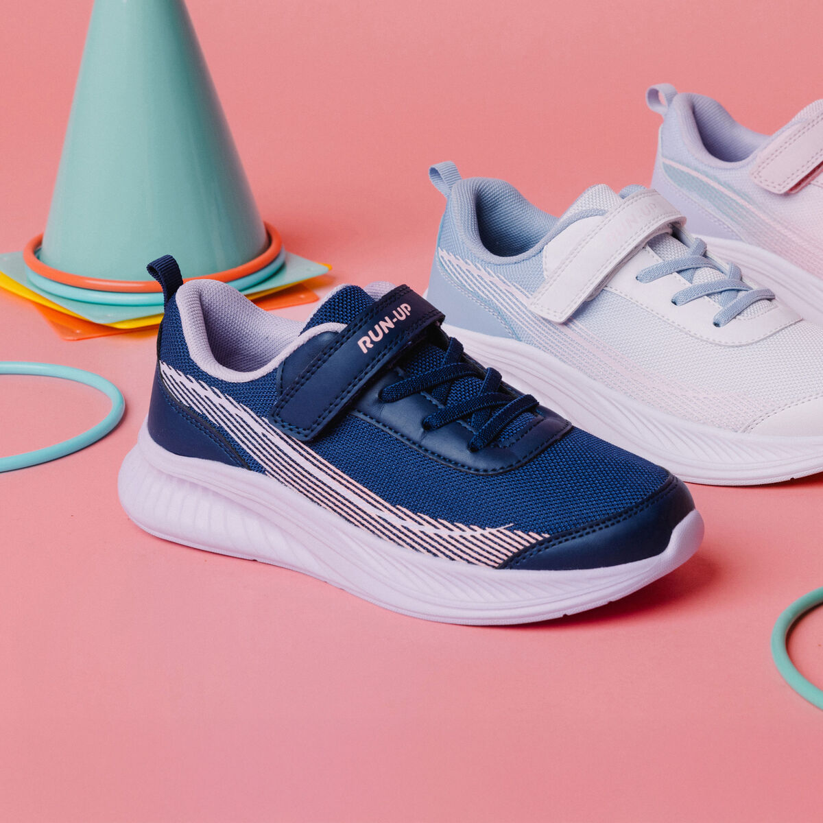 Baskets running &agrave; scratchs bleu marine fille