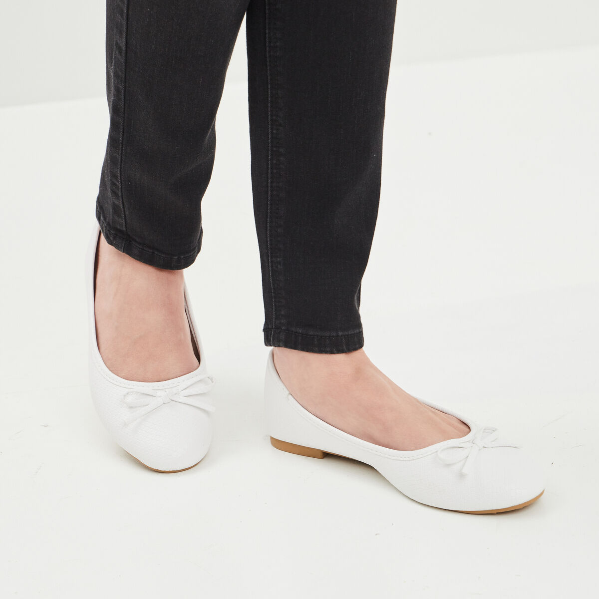 Ballerines d&eacute;tail noeud blanc femme